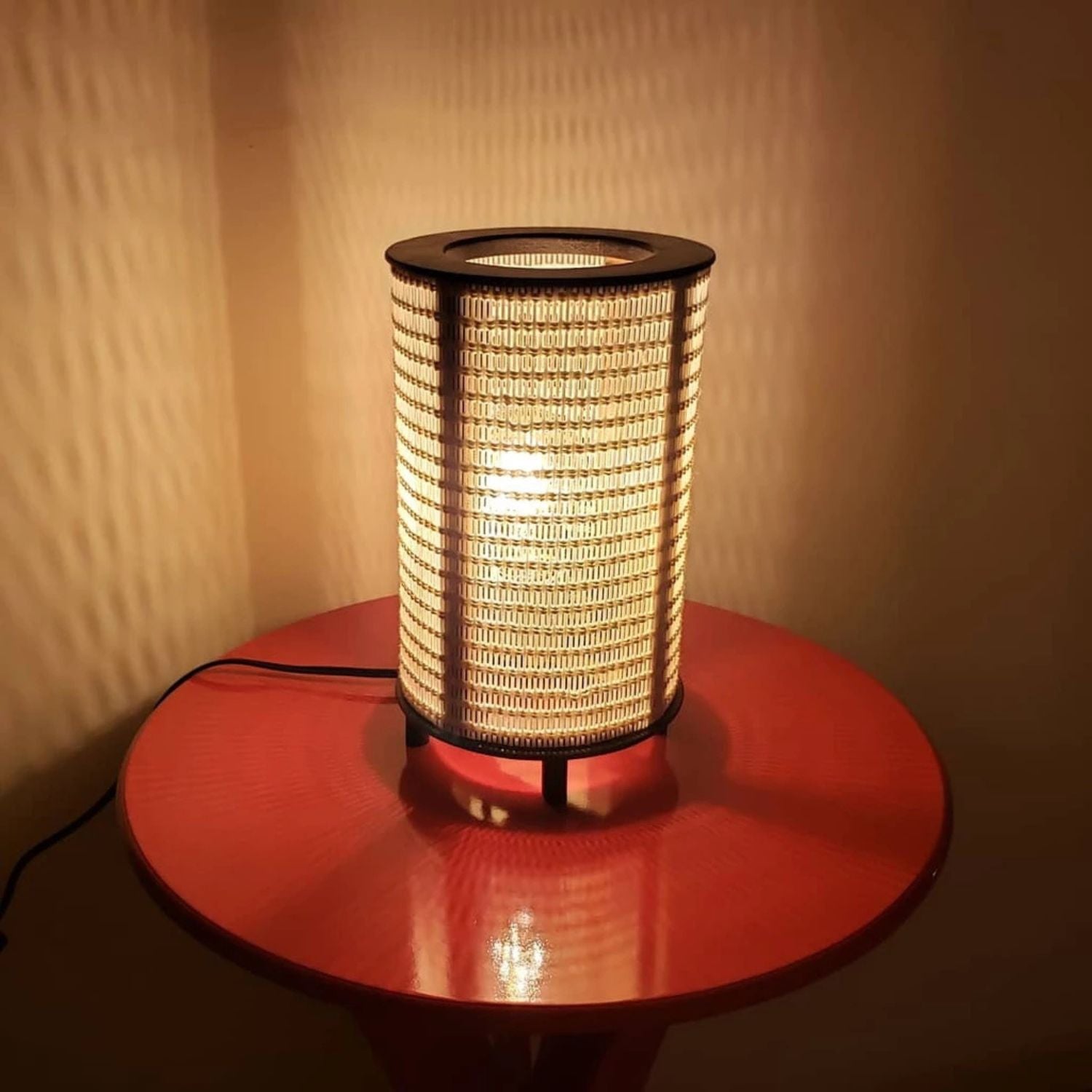 Abajur Cilíndrico de Madeira e Fibra - Vit Magazine